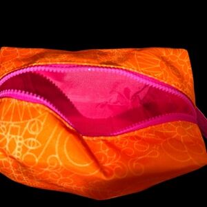 Amika Travel set with products New - removed the 2 tems with spray from set